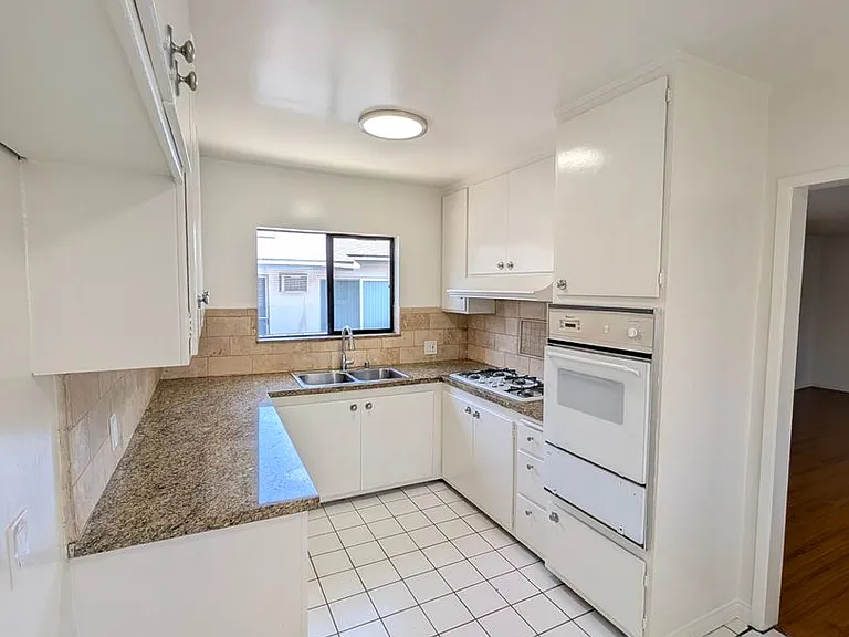 Dickens Garden Apartments — Photo 16