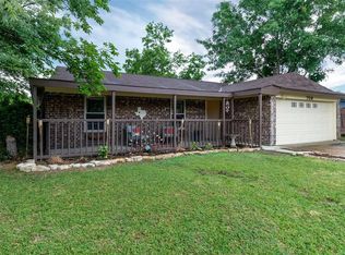 706 Meadowview Dr, Mansfield, TX 76063