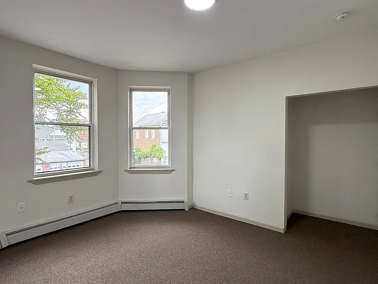 698-700 Broad St — Photo 3
