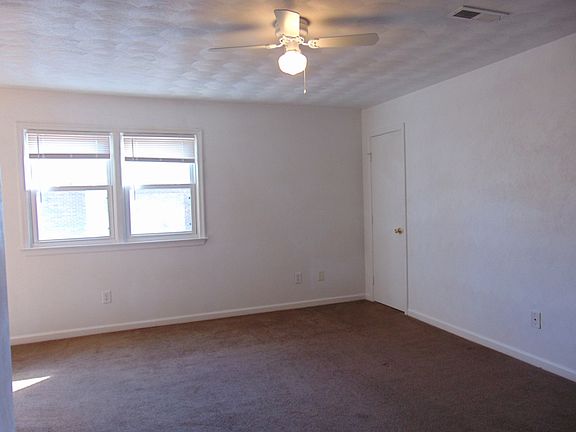 3rd image of 504 Ashlawn Dr APT 6