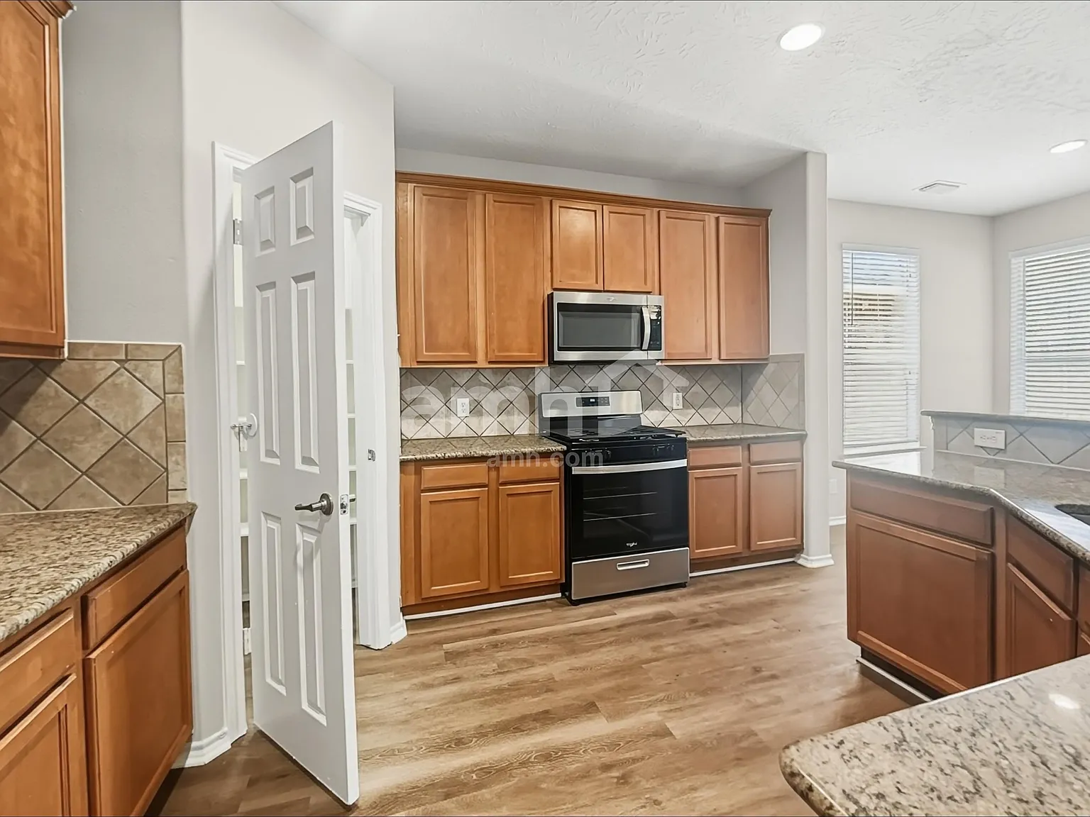 4 bed, 2.5 bath, 2622 sqft, $2,285 — Photo 4