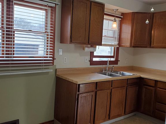 5th image of 932 E 218th St