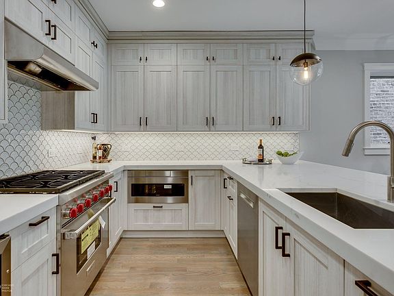 3rd image of 1542 N Hudson Ave #3