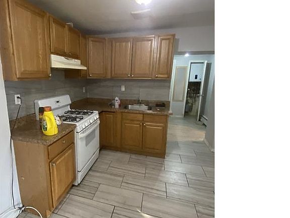 3rd image of 912 E 212th St #1R