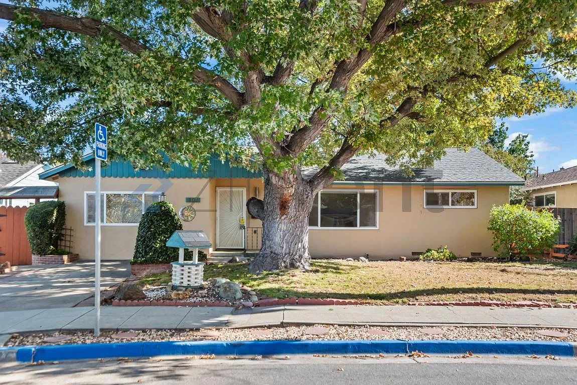 3 bed, 1356 sqft, $4,950 — Photo 4