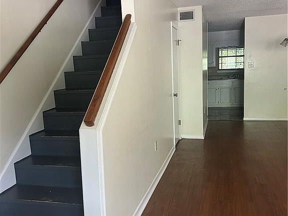2nd image of 918 Dickenson Ave