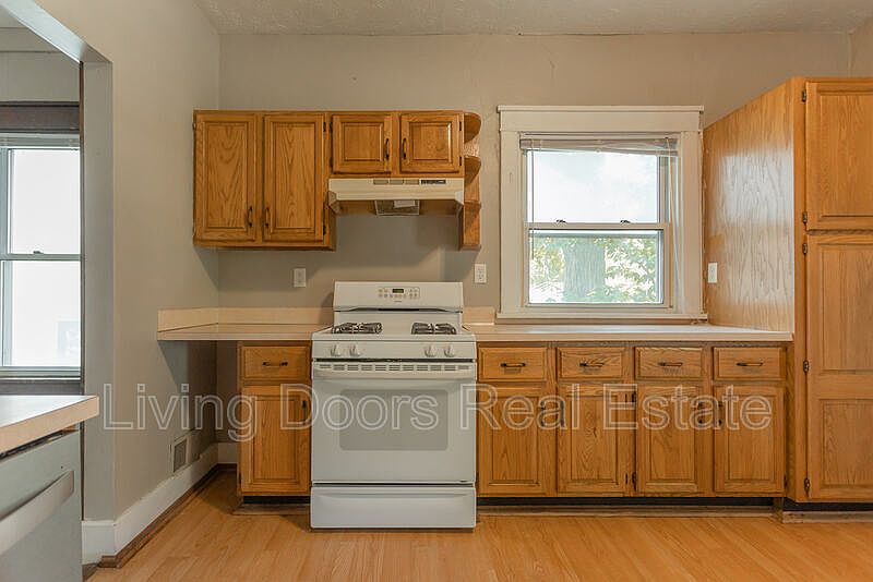 1st image of 1529 N 24th St