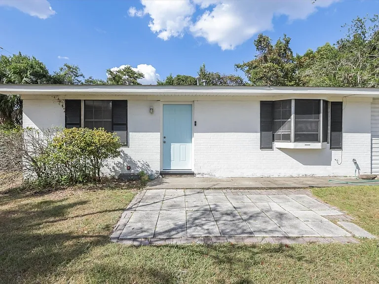 2352 Yorkshire Dr — Photo 2