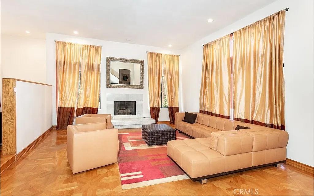 4 bed, 4.5 bath, 3905 sqft, $9,950 — Photo 3