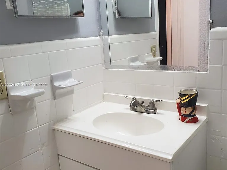280 SW 11th Ave #18 — Photo 6