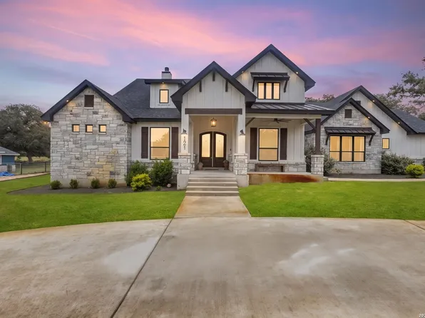 121 N TRANQUILITY DR, La Vernia, TX 78121