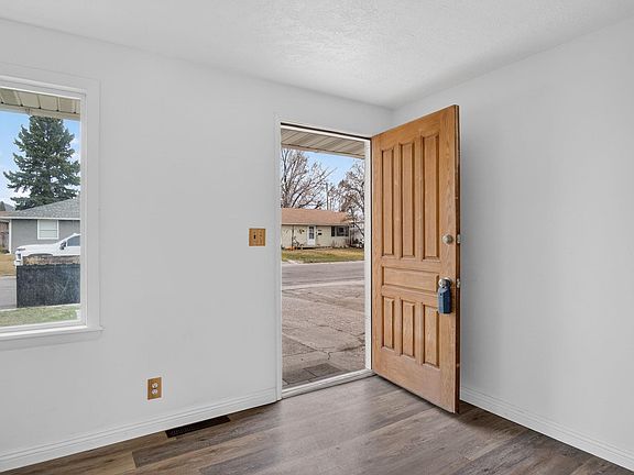 2nd image of 957 Meadowbrook Ln