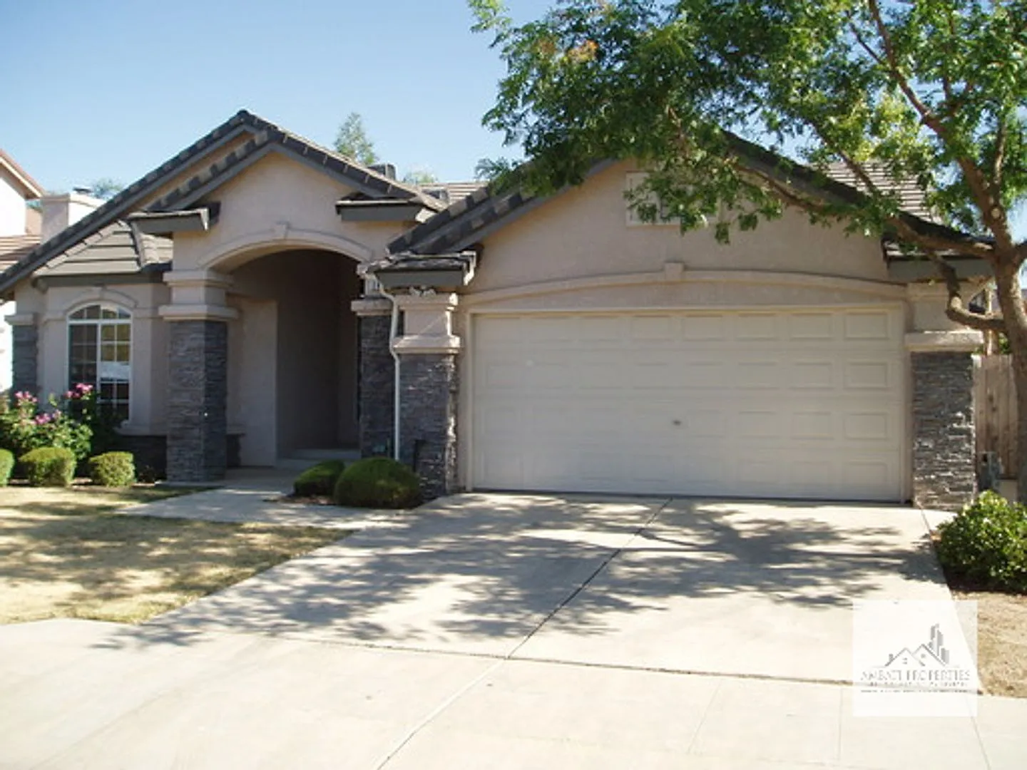 2843 E Pryor Dr photo 1
