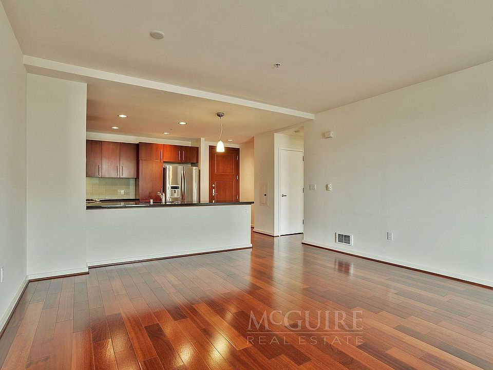 1st image of 325 Berry St APT 524