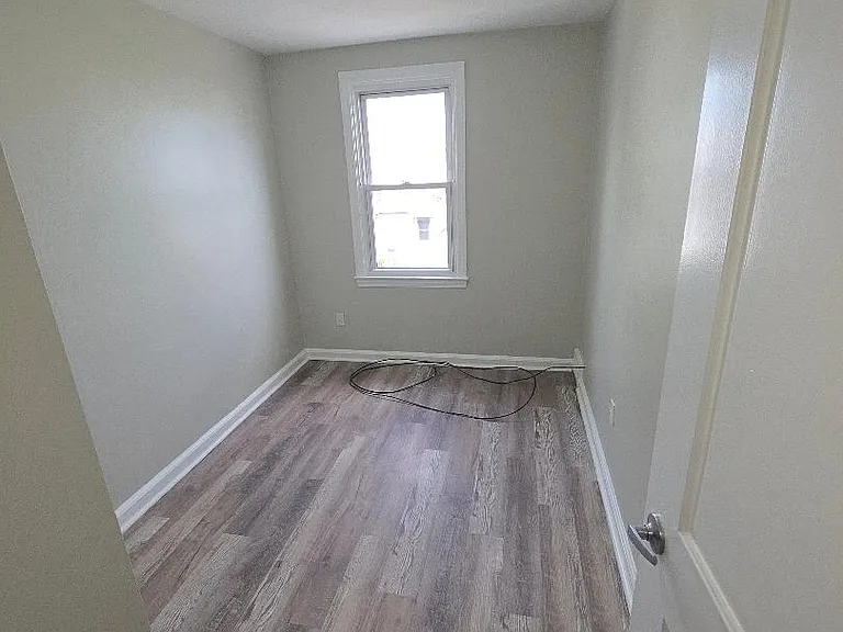 1206 Lawrence Ave — Photo 6