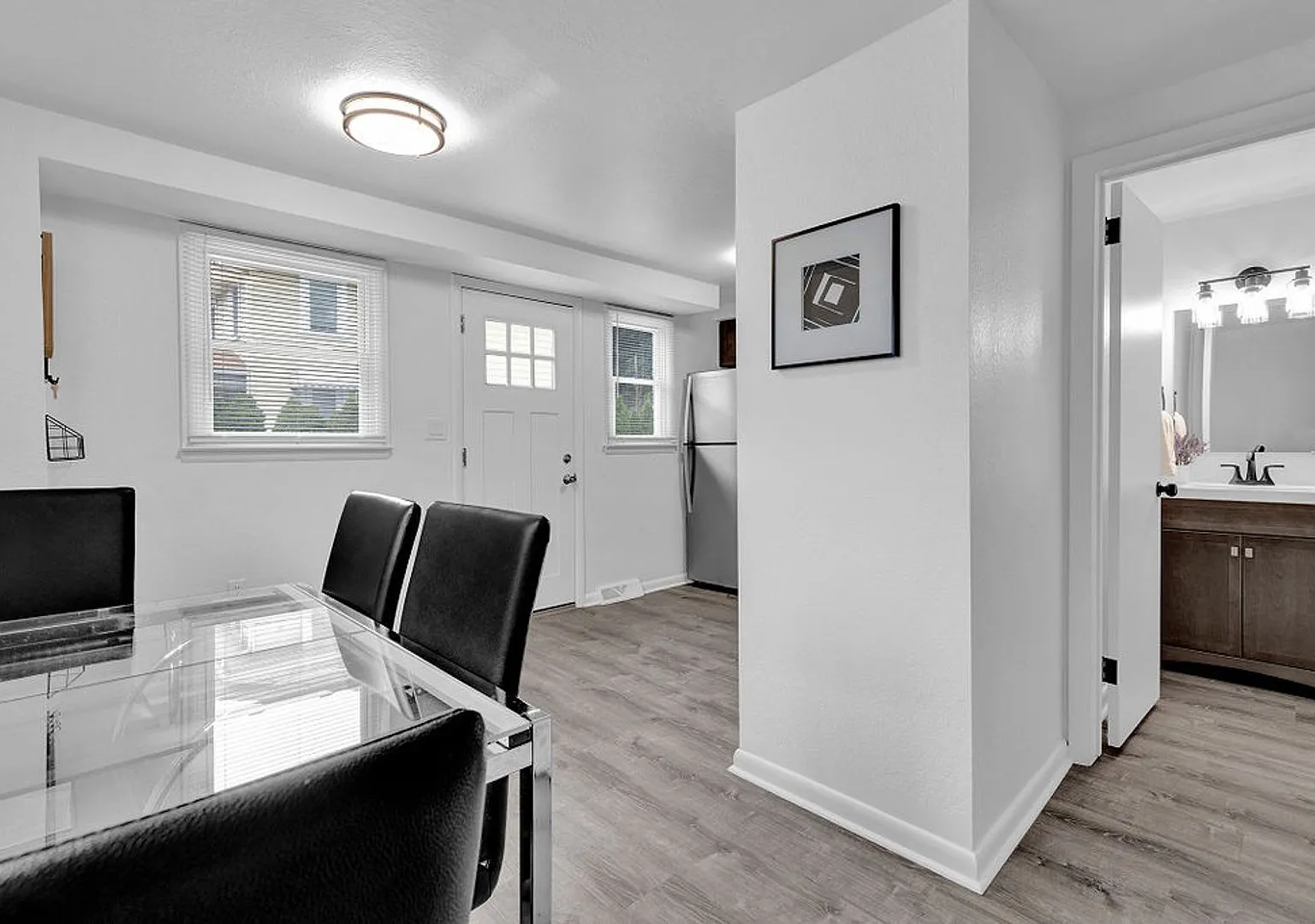 Sharon Court Townhouses — Photo 2