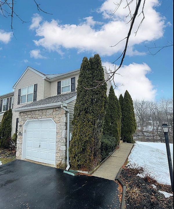 2nd image of 1222 Oxford Cir