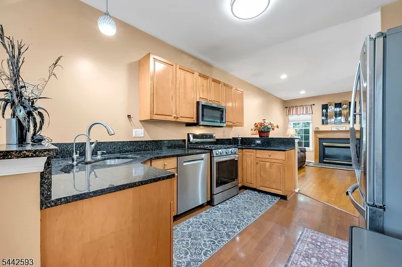 3 bed, 2.5 bath, 2051 sqft, $4,150 — Photo 2