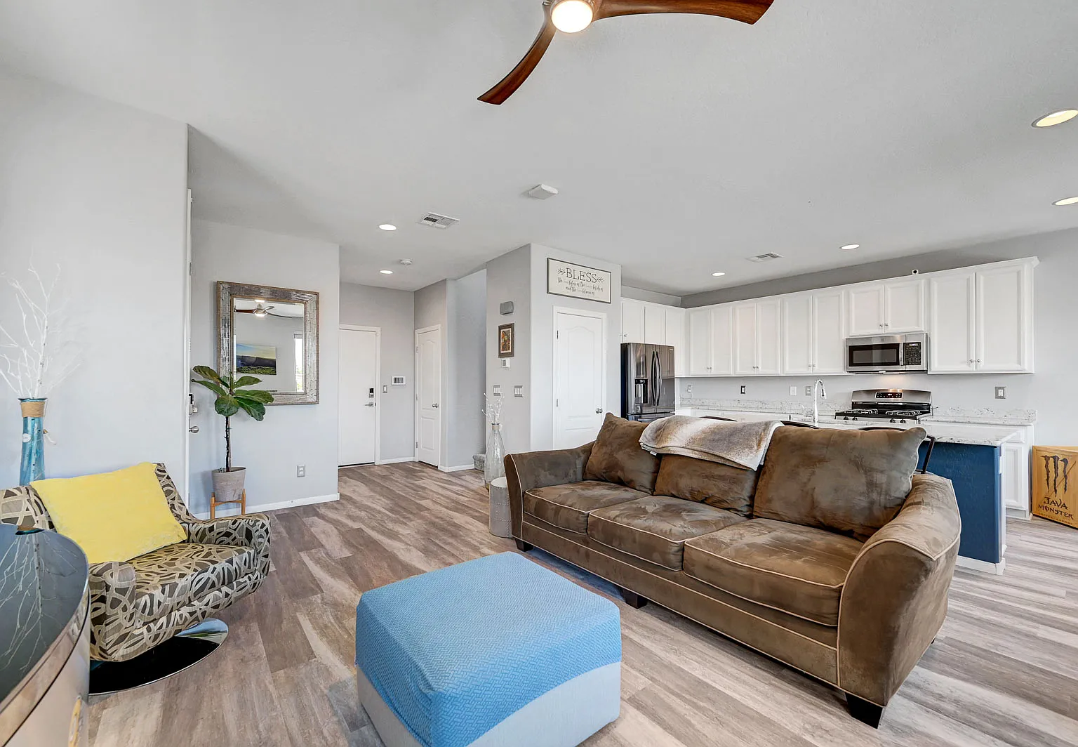 3 bed, 2.5 bath, 1965 sqft, $2,200 — Photo 3