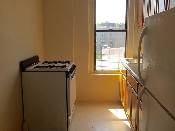 3rd image of 225 Parkside Ave APT 6C