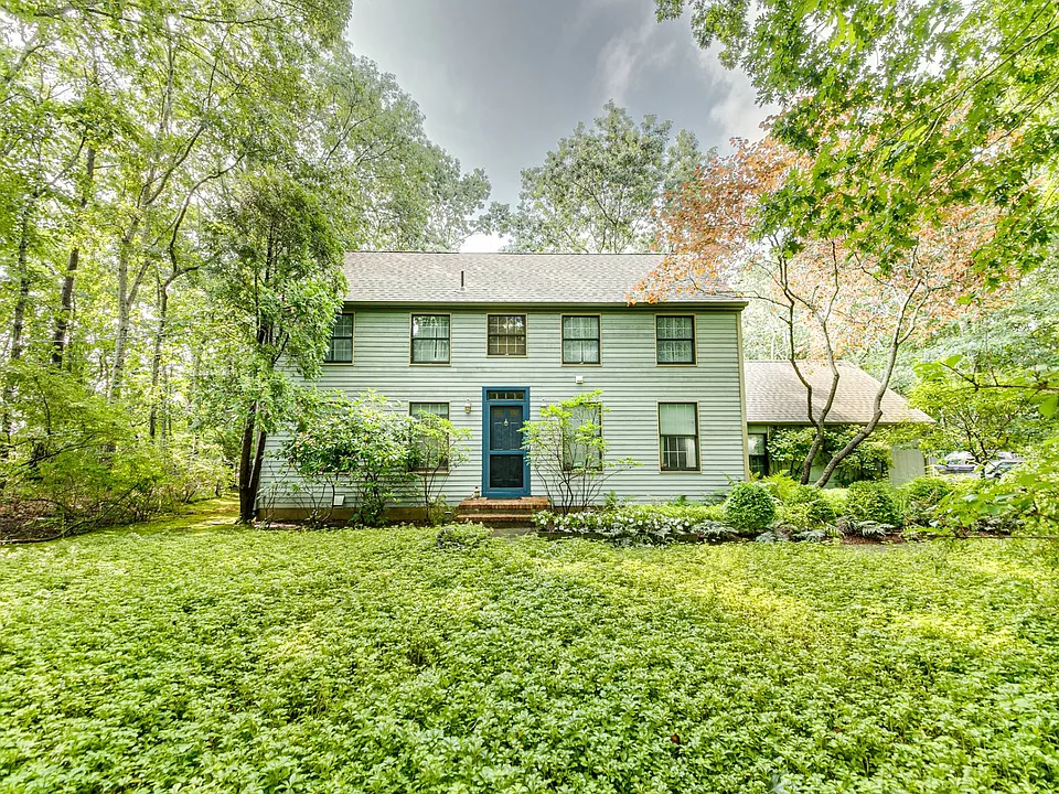 647 Narrow Ln