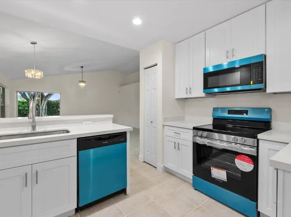 9161 N Lake Park Cir N, Davie, FL 33328