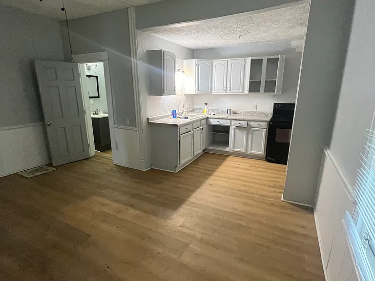129 E Market St — Photo 7