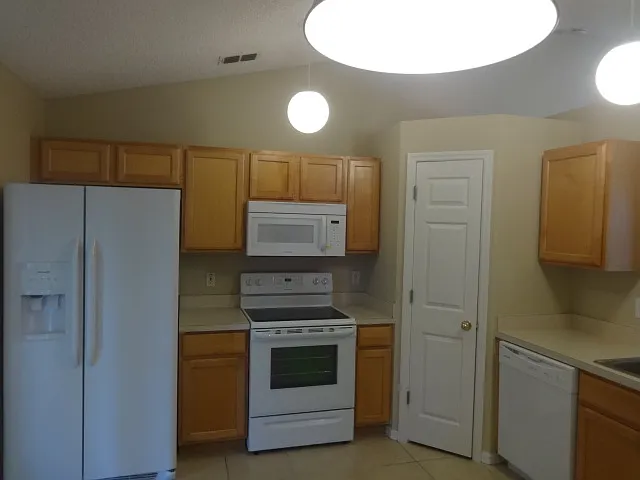 2056 Redwood Cir NE — Photo 5