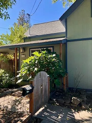 3 bed, 1104 sqft, $2,100 — Photo 3