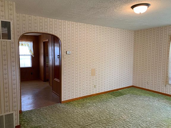 3rd image of 300 E 4th St