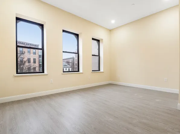 946 Saint Nicholas Avenue image 9 of 12