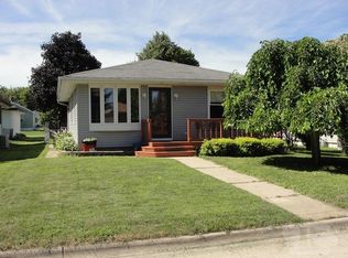 435 27th St SW, Mason City, IA 50401