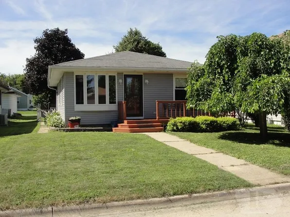 435 27th St SW, Mason City, IA 50401