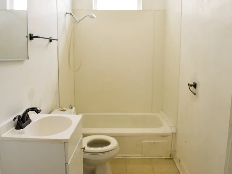 2416 Highland Ave — Photo 2