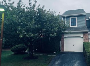 11 Windsor Cir, Chesterbrook, PA 19087