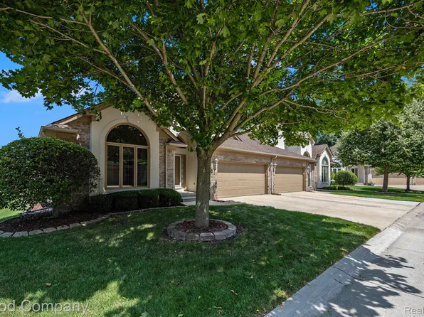 47284 Hunters Chase Dr, Macomb, MI 48042
