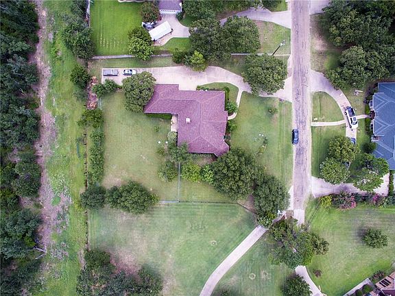 4th image of 1021 Summit Dr