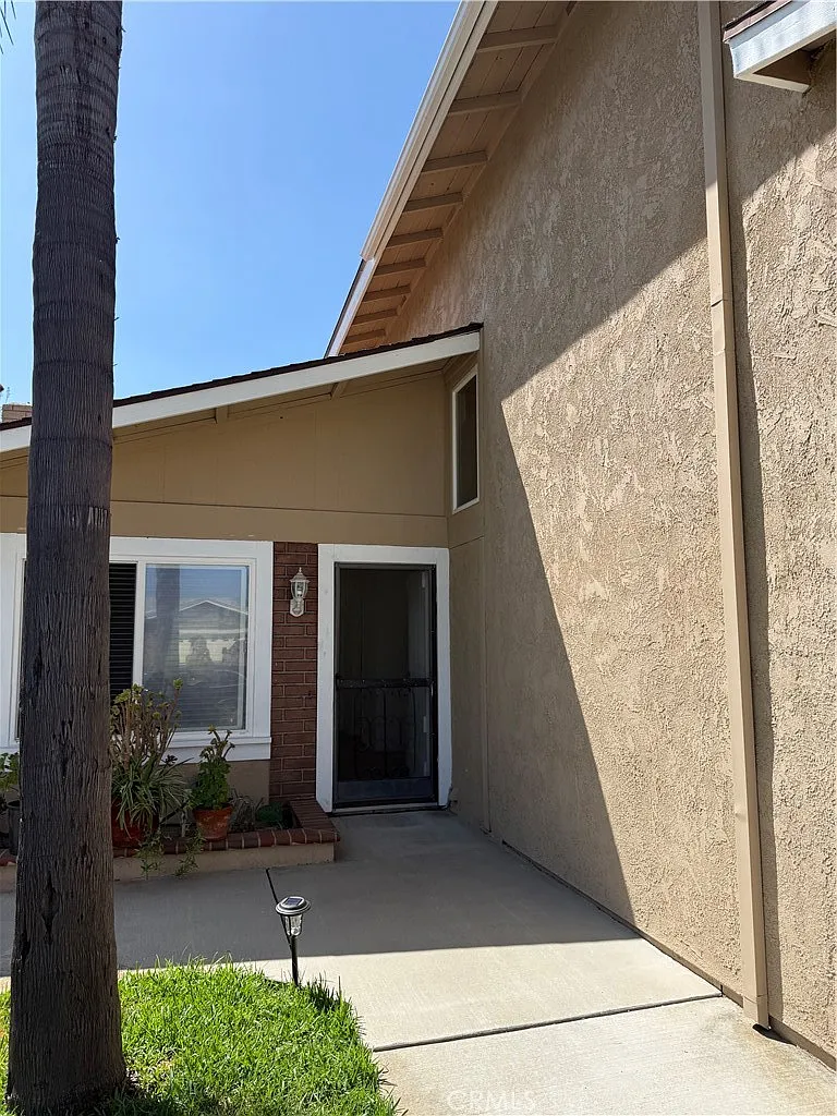 3 bed, 2.5 bath, 1381 sqft, $3,500 — Photo 2