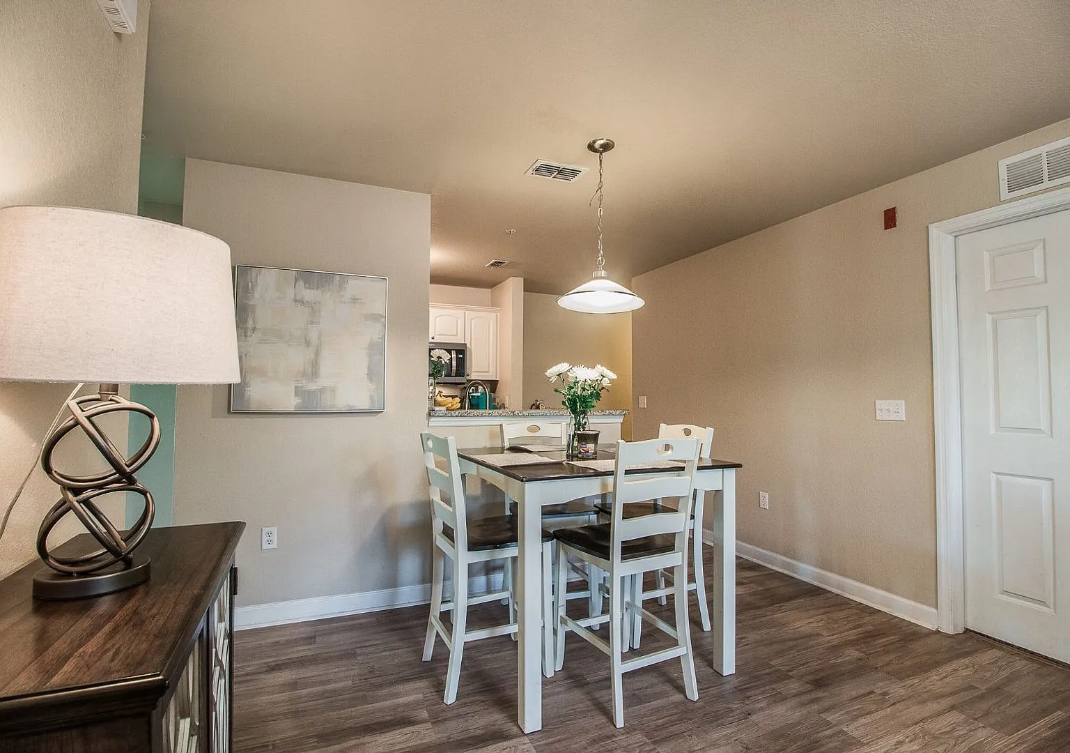 Oxford Terrace II: 4/4 luxury apartment just 3 blocks from UF & 1 block from Sorority Row. Now Re... — Photo 2
