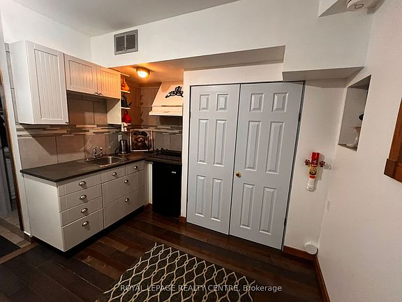 3rd image of 745 Lakeshore Rd E #B