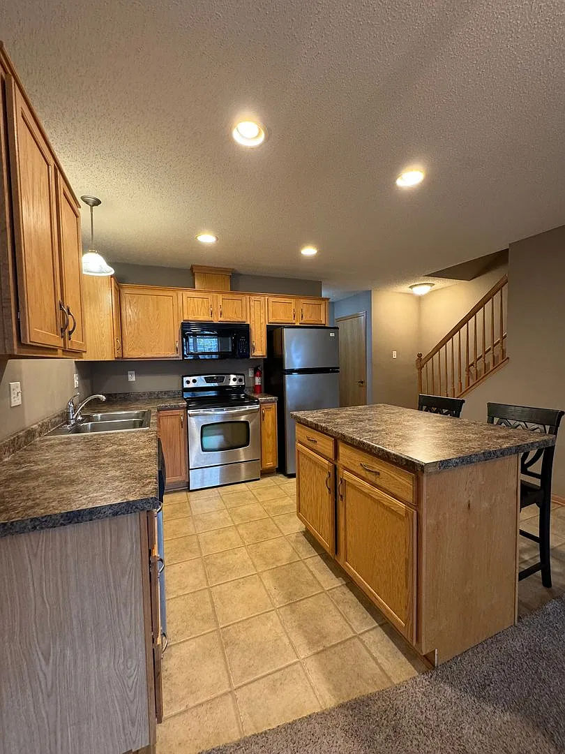 NW Townhouse Enjoy comfortable living in this 2-bedroom, 1.5-bathroom attached 1 car garage just ... — Photo 4