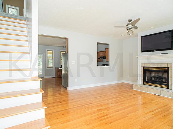 3rd image of 809 Reagan View Ln