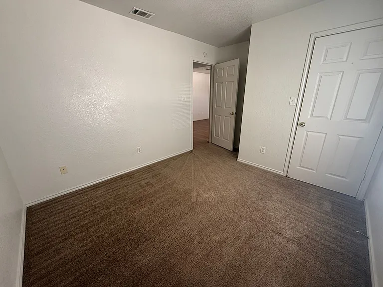 3301 Hereford Ln — Photo 5