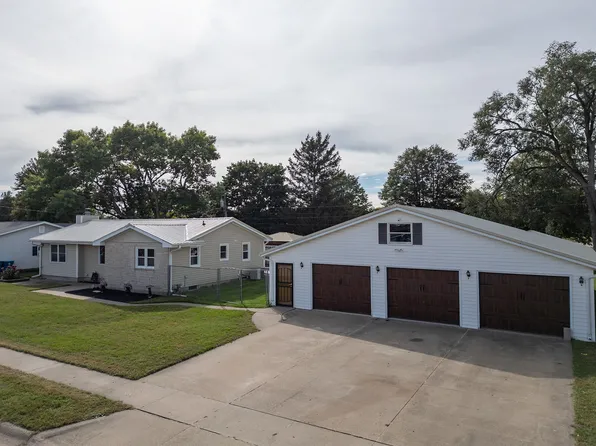 1309 Hiawatha Ln, Camanche, IA 52730