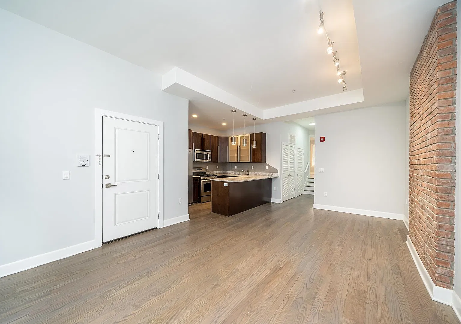 3 bed, 2.0 bath, $5,300 — Photo 3