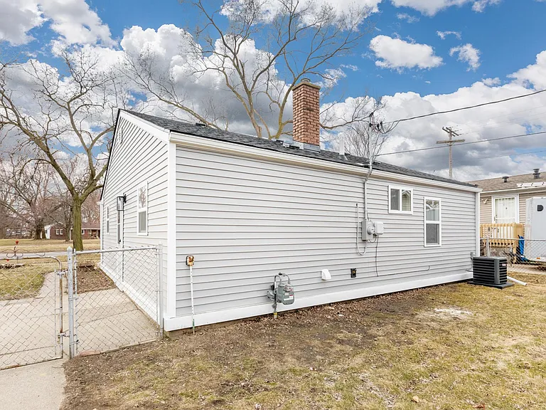 24761 Outer Dr — Photo 28