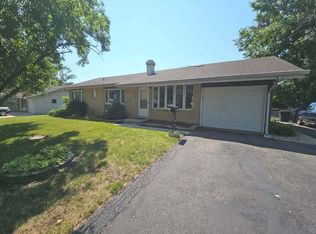 75 Bode Rd, Hoffman Estates, IL 60169