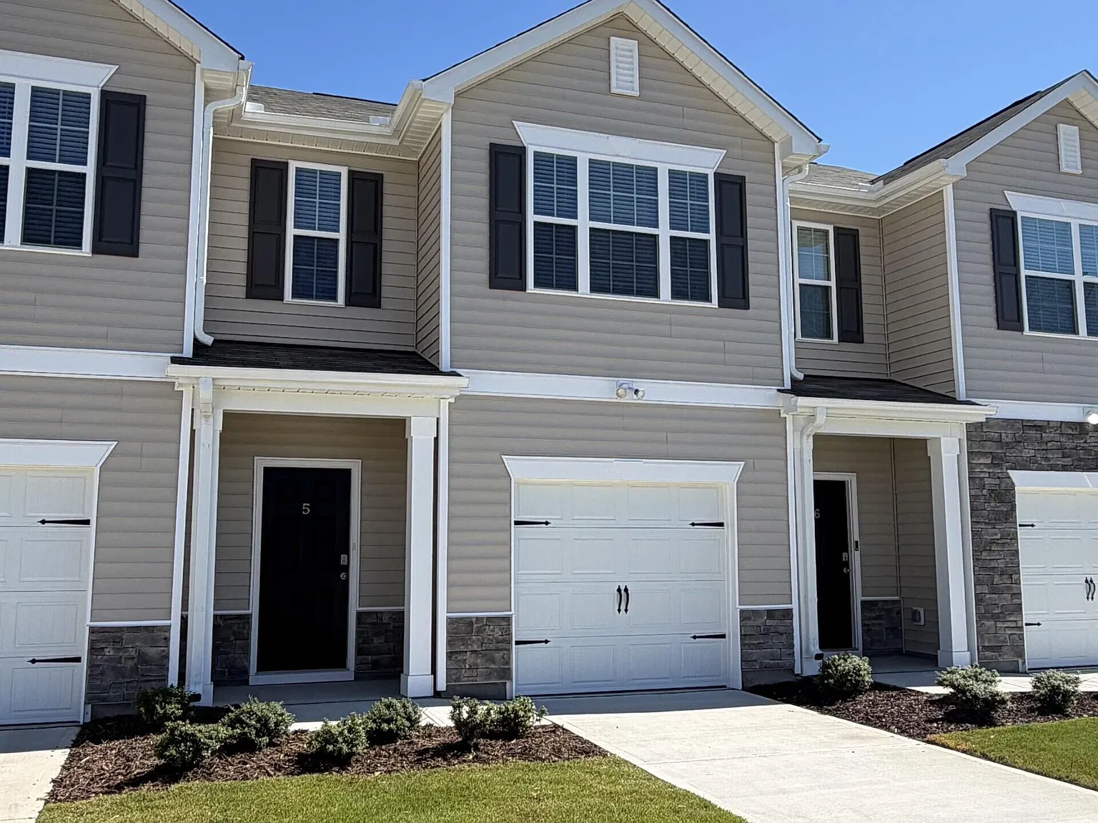 3 bed, 2.5 bath, $1,700 — Photo 1