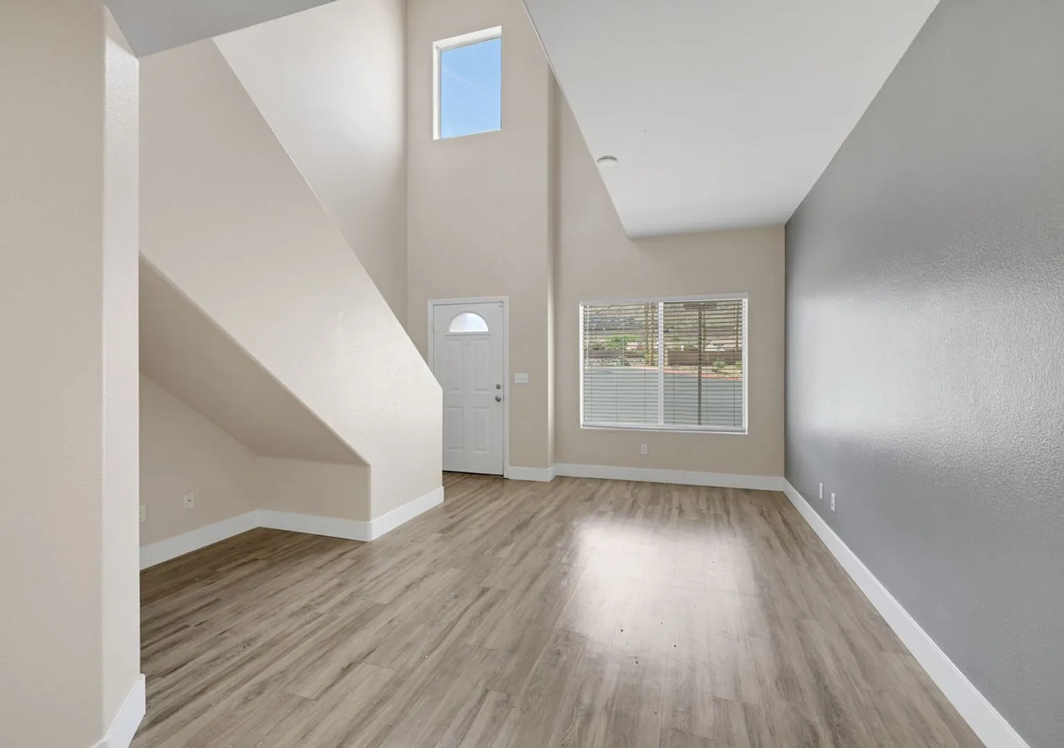 2 Bedroom townhome with attached 2 car garage — Photo 3