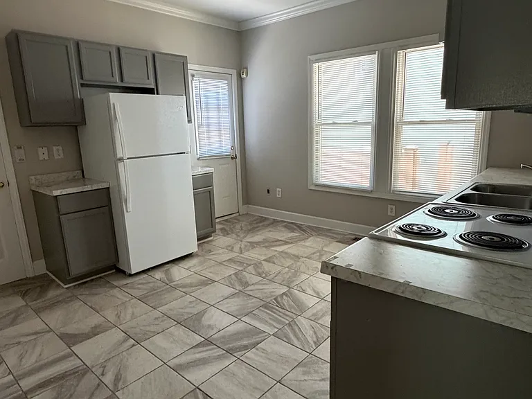 326 Gray Ave — Photo 7